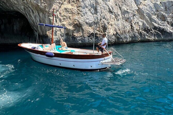 3 hour private boat tour on the island of Capri - Meeting at Pasticceria La Vela and making the most of your 3 hours