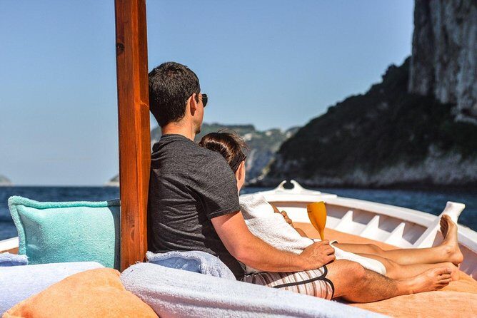 4 Hour Boat Tour To Discover Capri - A four-hour Capri boat circuit that stays in your comfort zone