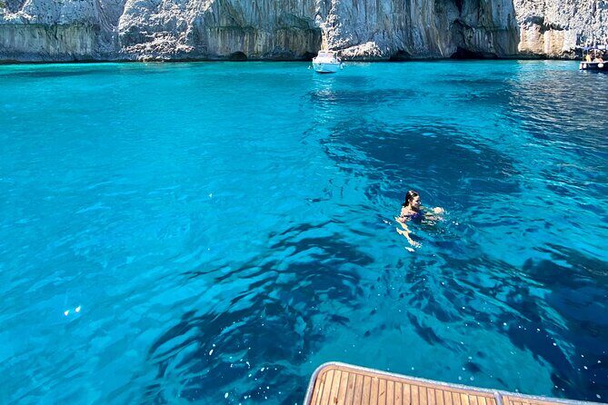 Capri boat excursion - I Faraglioni Up Close: Pass Under the Mezzo Arch