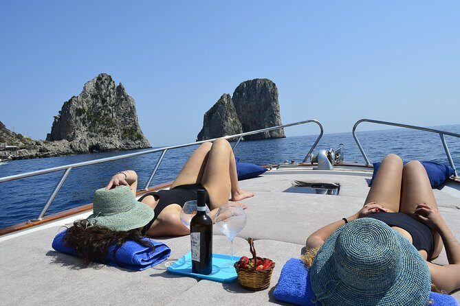Capri excursion in a private boat - I Faraglioni up close: the photo and the motion