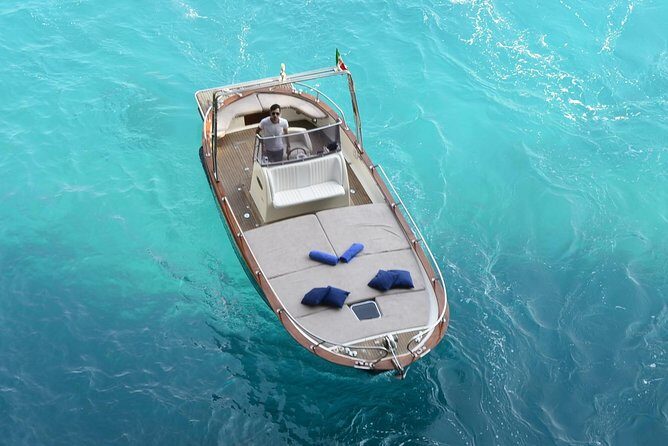 Capri excursion in a private boat - What’s not included: the Blue Grotto time reality