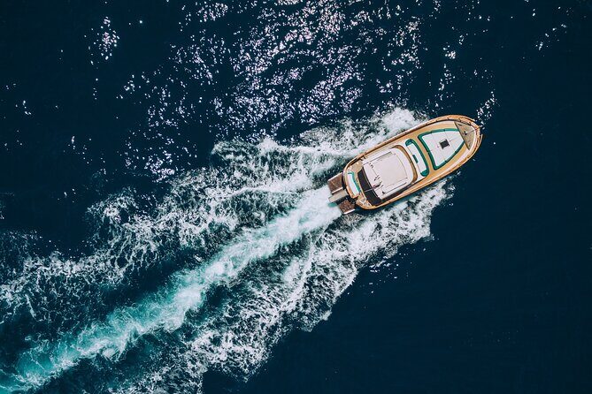Capri Private Boat Tour from Sorrento, Positano or Naples - Gozzo F.lli Aprea 36 - Entering Capri from the water: the cruising vibe