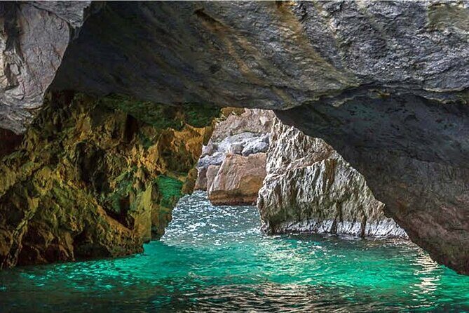 Capri Private Boat Tour from Sorrento - Premium 28ft Boat - Bagni Regina Giovanna: a quick Roman-villa photo stop