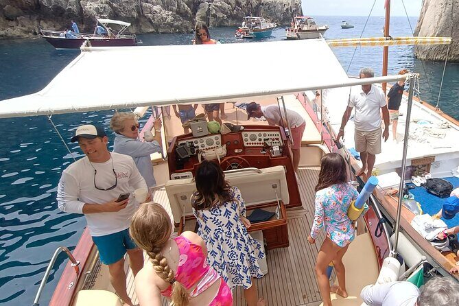 Capri Samba Boat Tour, Sail in Style by Boat. - Meeting at Bar Il Gabbiano and getting onto the water fast