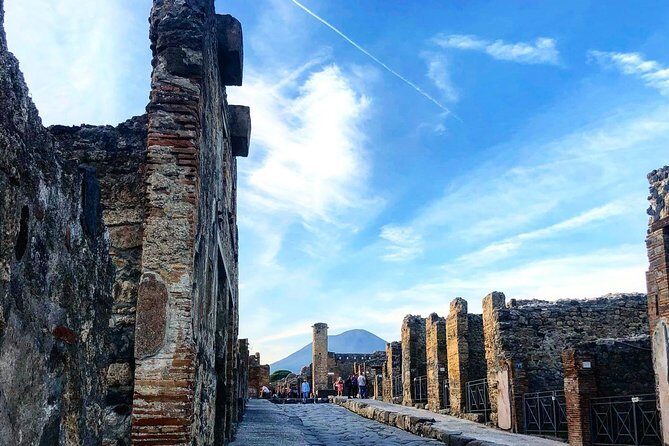 Enjoy Pompeii & Mt. Vesuvius: Semi-Private Tour from Positano - Guides and transfers: why the right person matters