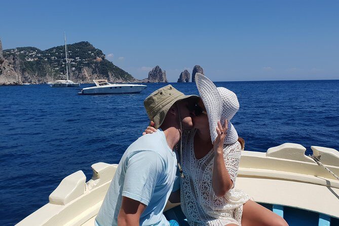 Fishing and Tourism in Capri - The lunch on board: organic-style comfort food with local drinks