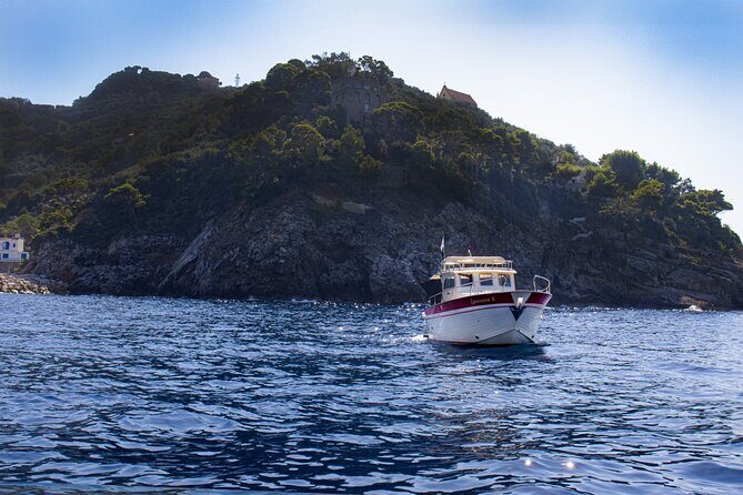 Group Capri tour , visit of caves, fishing legend and swimming - What’s actually included on board (and how it changes your day)