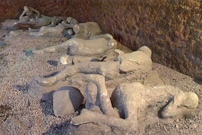 Mt. Vesuvius and Pompeii Full-Day Tour from Sorrento - The Pompeii-to-Vesuvius handoff and lunch break (pizza, then go)