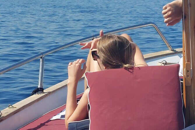 Private boat tour along the coast of Capri : 2 hours of beauty - Key Points at a Glance