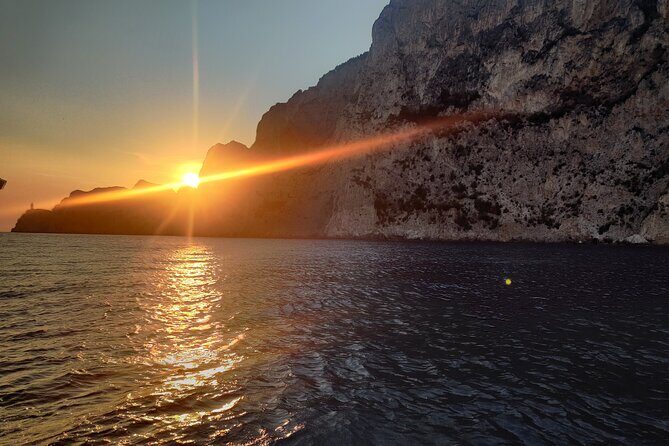 Private tour in a typical Capri boat - Capri on a private gozo boat: the crowd-free way to see the island