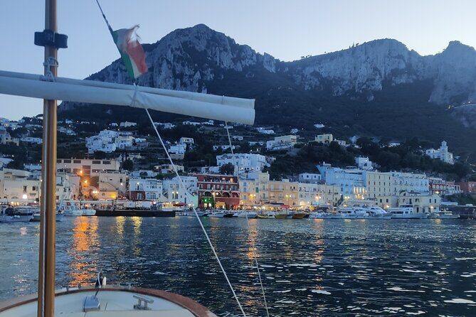 Private tour in a typical Capri boat - The pacing: 2 hours 45 minutes that feel like more than a cruise