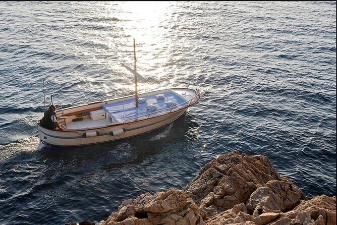 Private tour in a typical Capri boat - Who this private Capri minicruise fits best