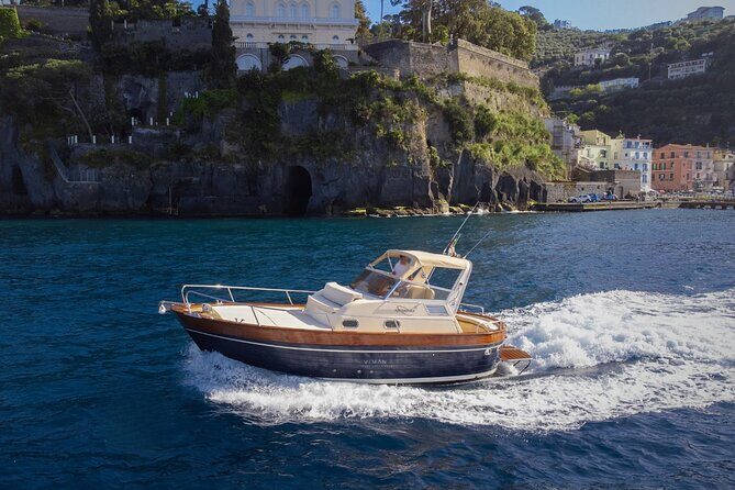 Private tour of Capri - Stop 2: Capri by boat, with time to see the island without rushing land life