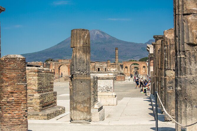 Skip-the-Line Pompeii Guided Tour from Sorrento - Via dell’Abbondanza: Pompeii’s main street in real time