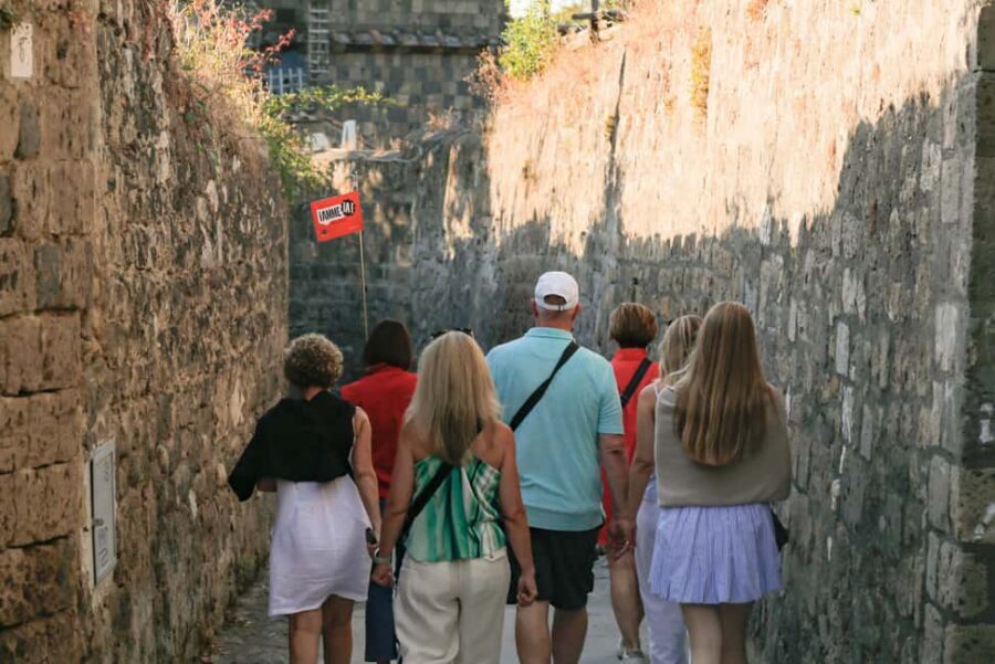 Sorrento: Guided Walking Tour & Street Food Experience - The street-food rhythm: tagliere, seasonal fruit, and where the tastings happen