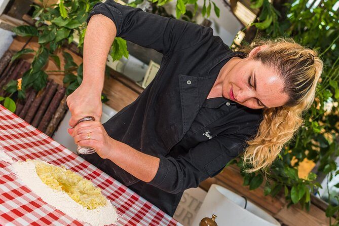 Sorrento: Hands-On Pasta, Tiramisu & Limoncello Fun Class - Meeting in Piazza Torquato Tasso: easy to find, easy to plan around