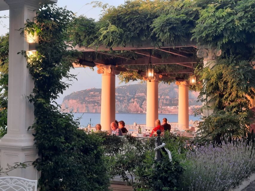 Sorrento: walking in the Grand Tour with stunning landscapes - Hotel grandeur with a view: Imperial Hotel Tramontano and the Torna a Surriento story