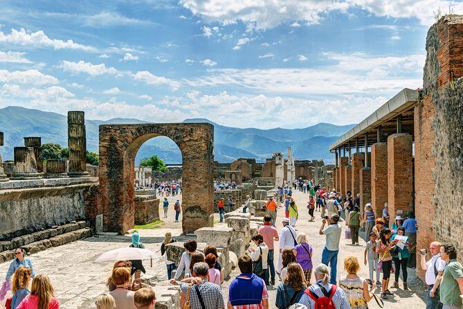 The real life in the old Pompeii tour with Archaelogical Guide All Inclusive - Why Pompeii makes more sense with a speaking archeologist